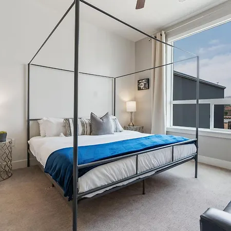 Lux Apt. Top Floor New Kingbed, Free Prkg Gym Pool